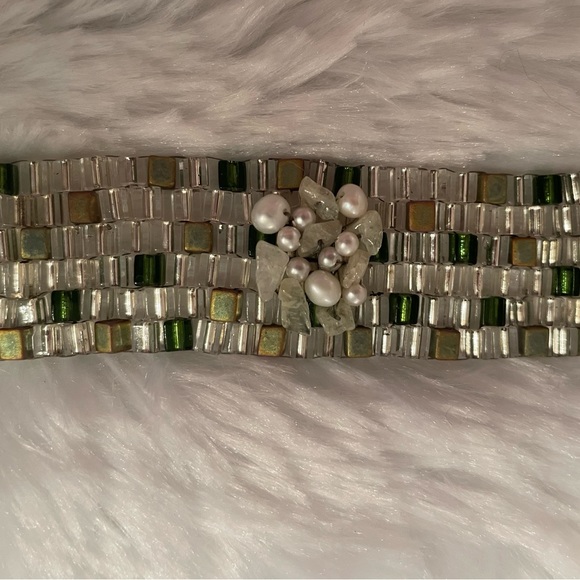 Beautiful hand-beaded sage green and silvery white bracelet. - Picture 7 of 10
